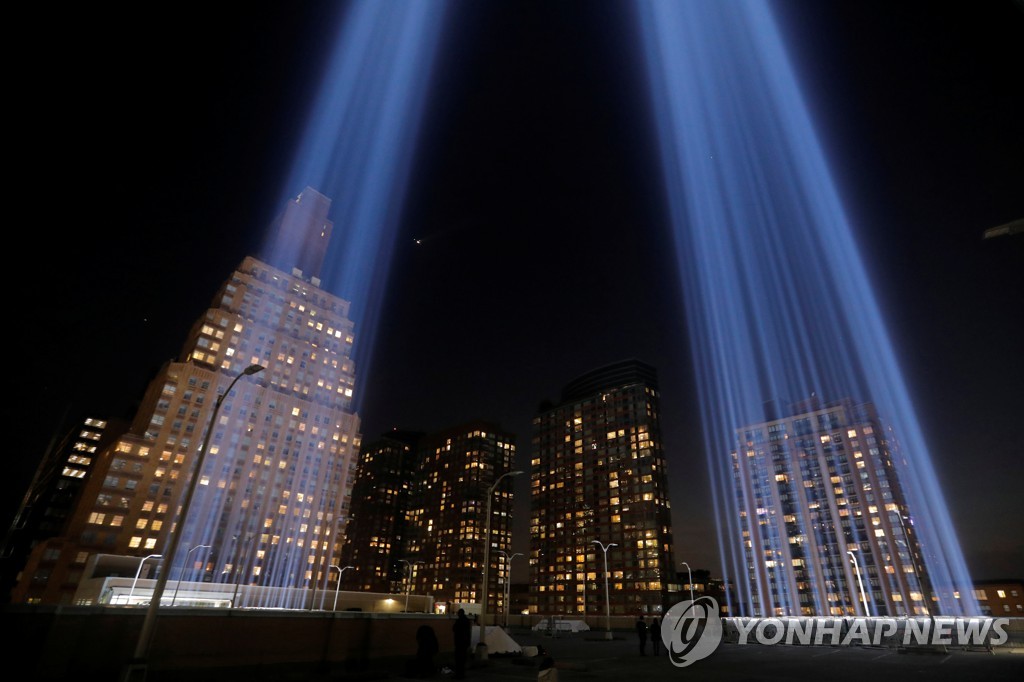 9·11 테러로 무너진 쌍둥이 빌딩을 상징하는 광선이 밤하늘을 비추고 있다.