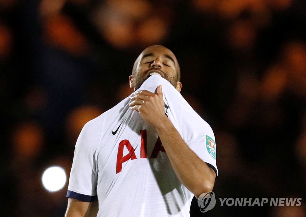 승부차기에서 실축한 뒤 아쉬워하는 토트넘의 루카스 모라
