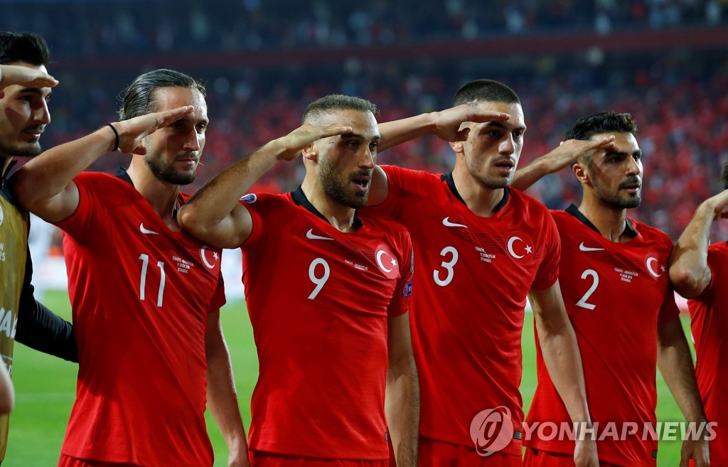 알바니아와의 경기 때 젱크 토순의 골에 경례 세리머니 하는 터키