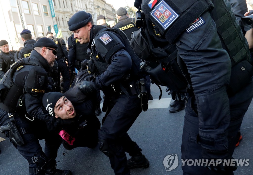 12일 체코 프라하에서 열린 '멸종저항' 시위 참가자가 경찰에 연행되는 모습 [로이터=연합뉴스]