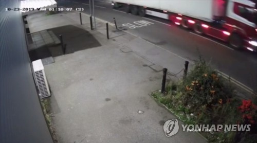 냉동 컨테이너를 적재한 화물 트럭이 CCTV에 찍힌 모습 / 연합뉴스
