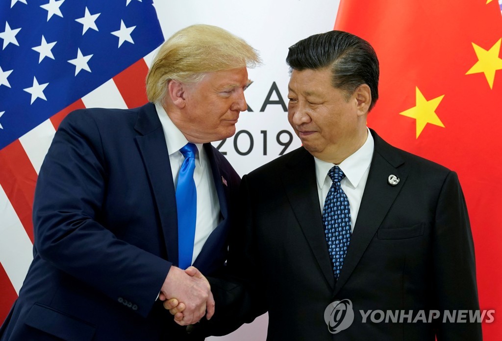 2019년 6월 29일 도널드 트럼프 미국 대통령(왼쪽)과 시진핑 중국 국가주석(오른쪽)이 일본 오사카에서 열린 주요 20개국(G20) 정상회의에서 만나 악수를 하고 있다. [로이터=연합뉴스자료사진]
