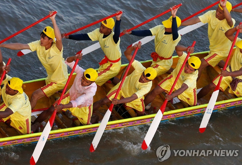 FESTIVAL-WATER/CAMBODIA-DRAGONBOAT