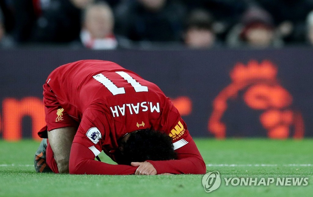 맨시티전에서 발목 통증으로 고통스러워하는 리버풀의 무함마드 살라흐