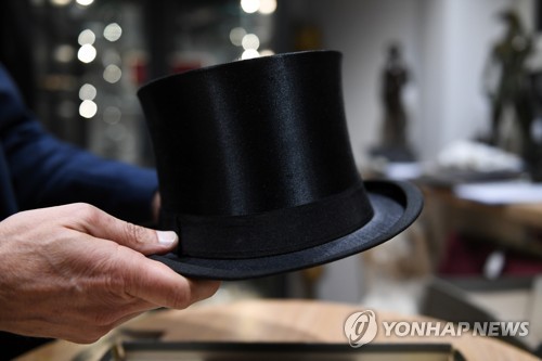 경매에 나온 히틀러의 모자