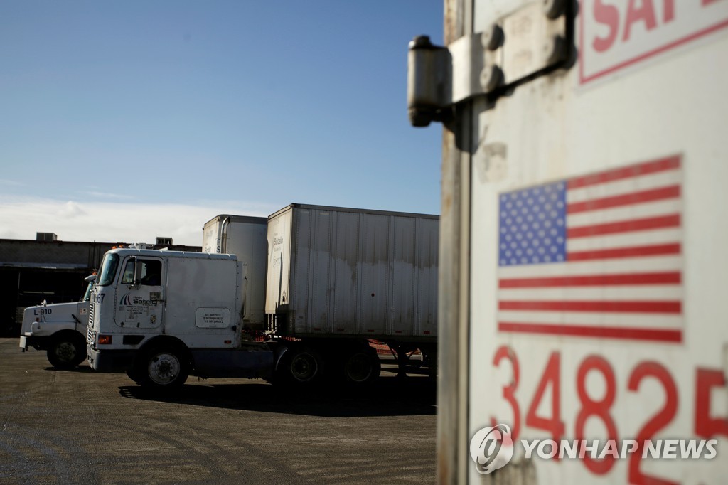 2019년 12월 10일 멕시코 시우다드 후아레스에서 미국 국기를 단 트럭들이 상품을 싣고 있다. [로이터=연합뉴스자료사진]