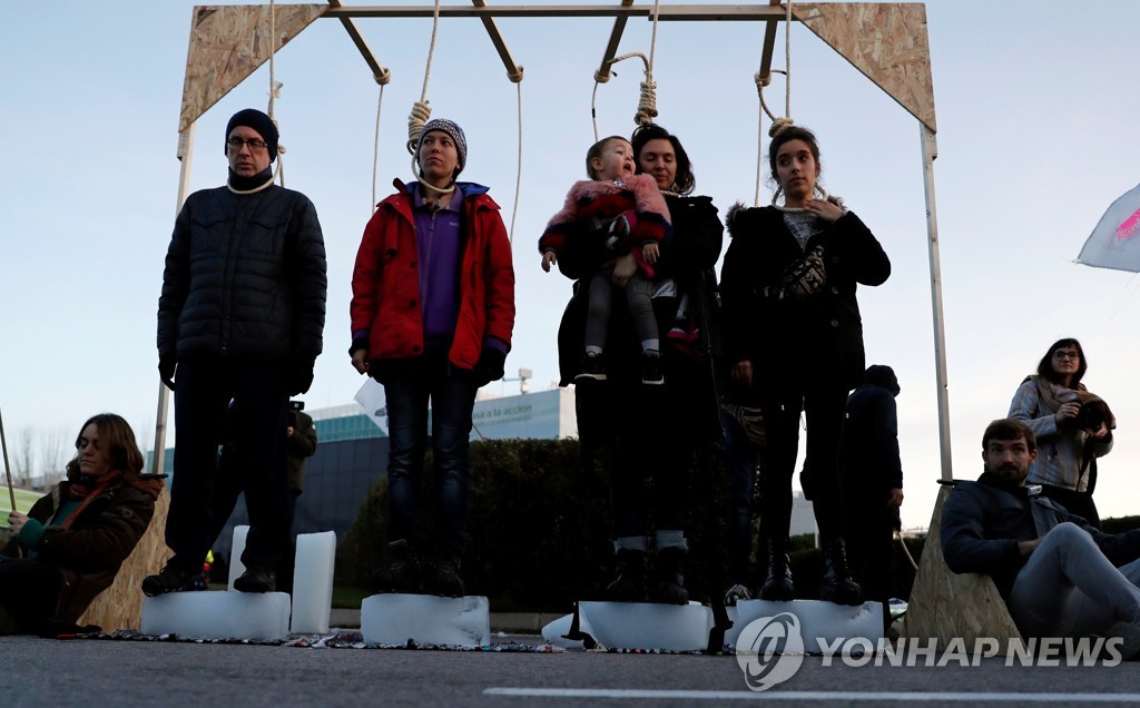 '교수형 퍼포먼스·흩뿌려진 말똥'…COP25 회의장 앞 '멸종저항' 시위