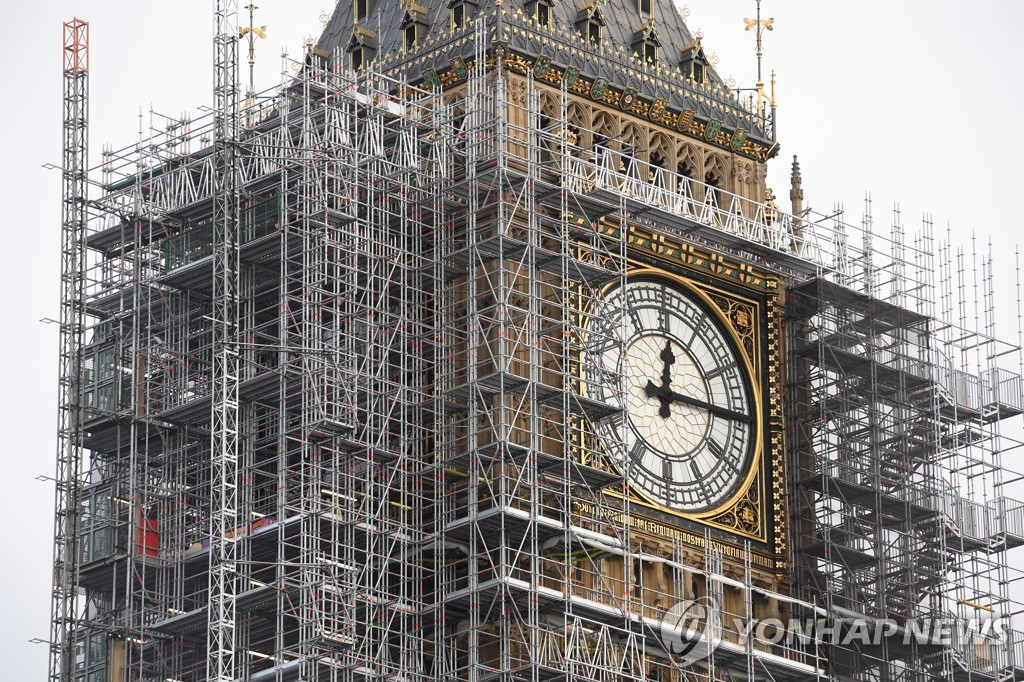 보수공사 중인 런던의 명물 시계탑 빅벤의 모습 [로이터=연합뉴스]
