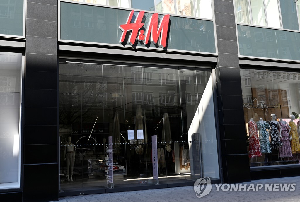  코로나19 확산으로 영업을 중단한 독일 함부르크의 H&M 매장