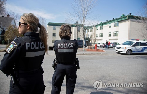 캐나다 퀘벡의 요양원 앞 지키는 경찰