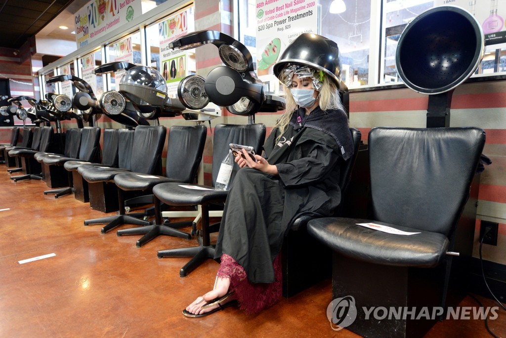 영업을 재개한 조지아주의 한 미용실