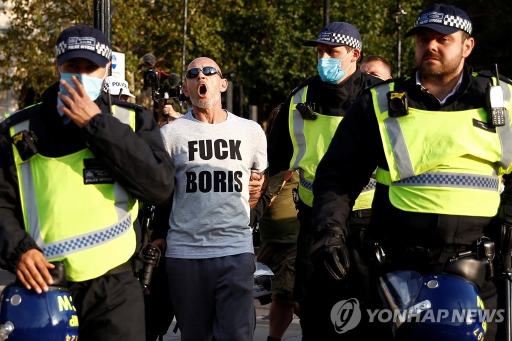 시위 참가자를 연행하는 런던 경찰