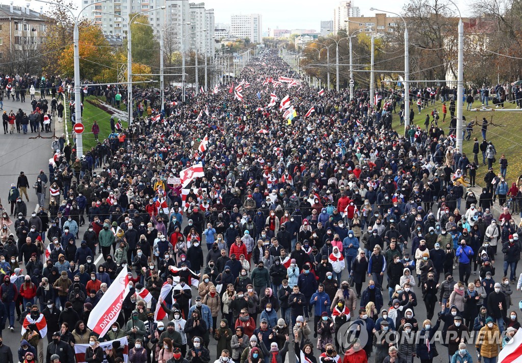 (로이터=연합뉴스) 벨라루스 야권 지지자들이 18일(현지시간) 수도 민스크에서 대선 불복 시위를 벌이고 있다.