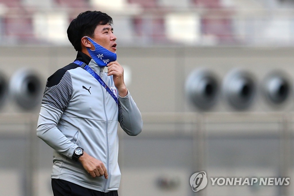 광저우와의 경기에서 선수들에게 지시하는 박건하 감독