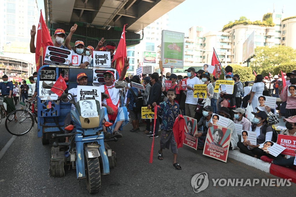 미얀마 쿠데타 불복종 시위 8일째…세 손가락 경례