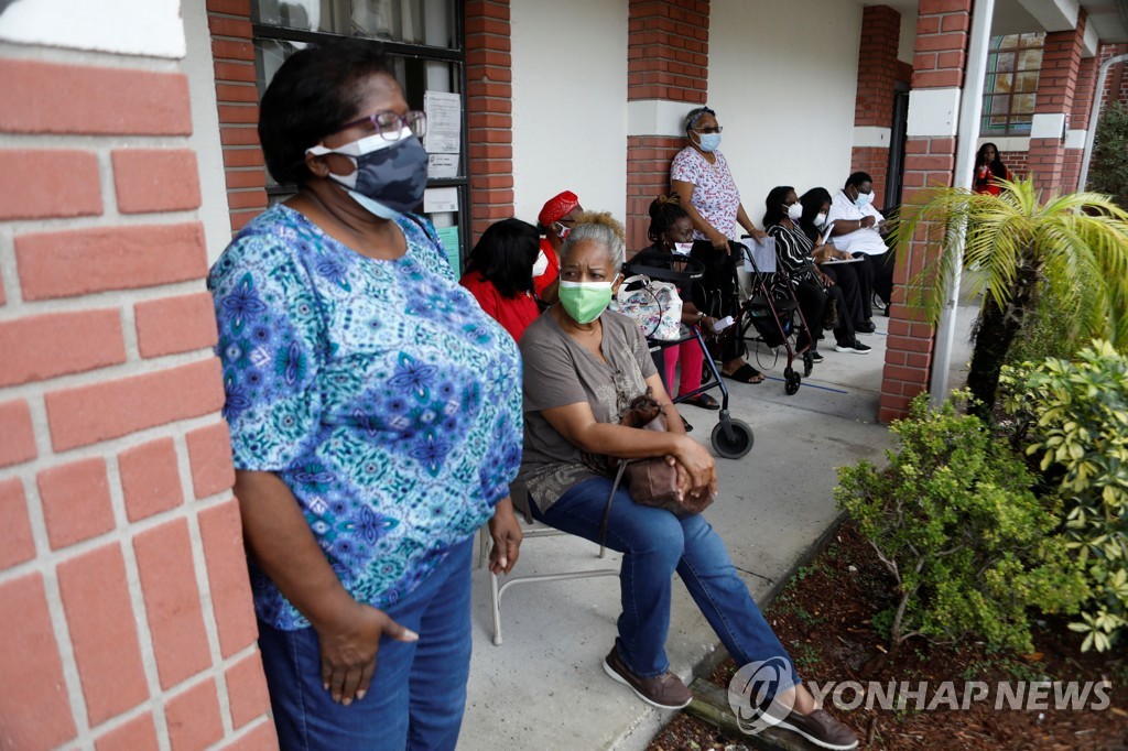 지난 14일(현지시간) 미국 플로리다주에서 시민들이 코로나19 백신을 맞기 위해 대기하고 있다.