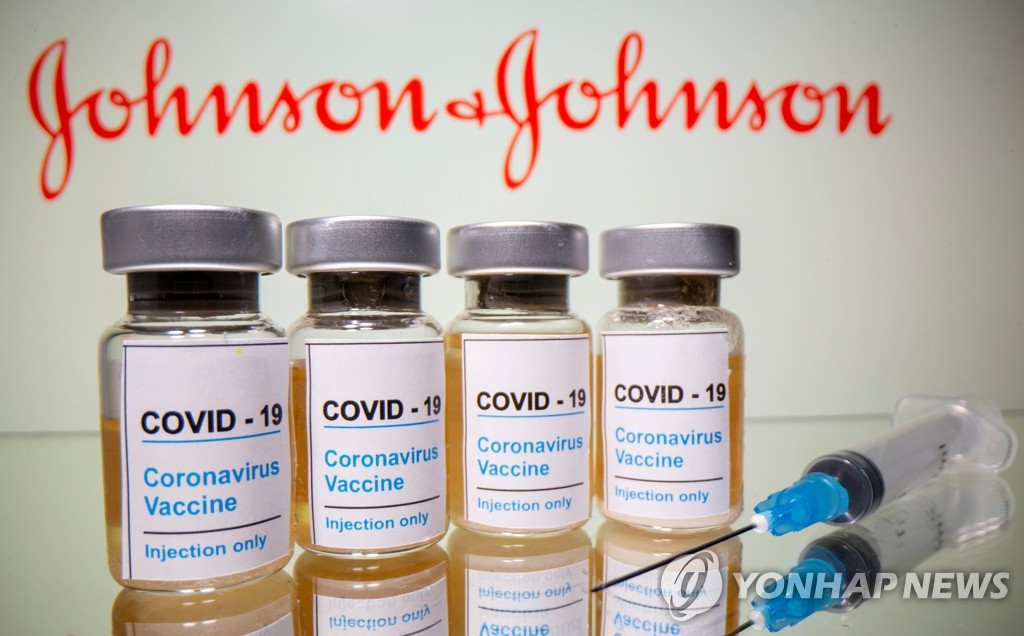 제약사 존슨앤드존슨(J&J) 로고와 신종 코로나바이러스 감염증(코로나19) 백신 모형. [로이터=연합뉴스 자료사진]