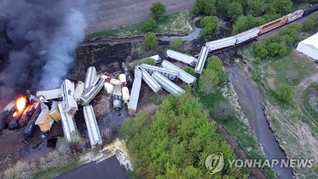 ′미 열차 탈선′…인화물질 실은 47개 화물칸 포개지며 화재 