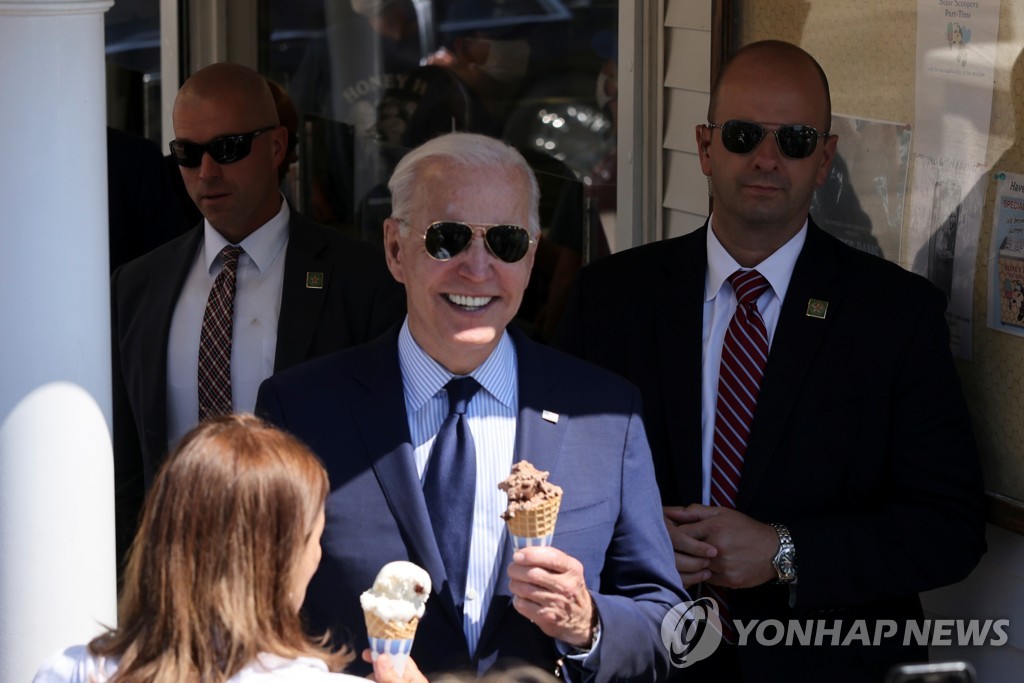 조 바이든 미국 대통령이 지난달 27일(현지시간) 오하이오주(州) 아이스크림 가게에 들러 아이스크림을 사서 나오고 있다. [로이터=연합뉴스 자료사진]