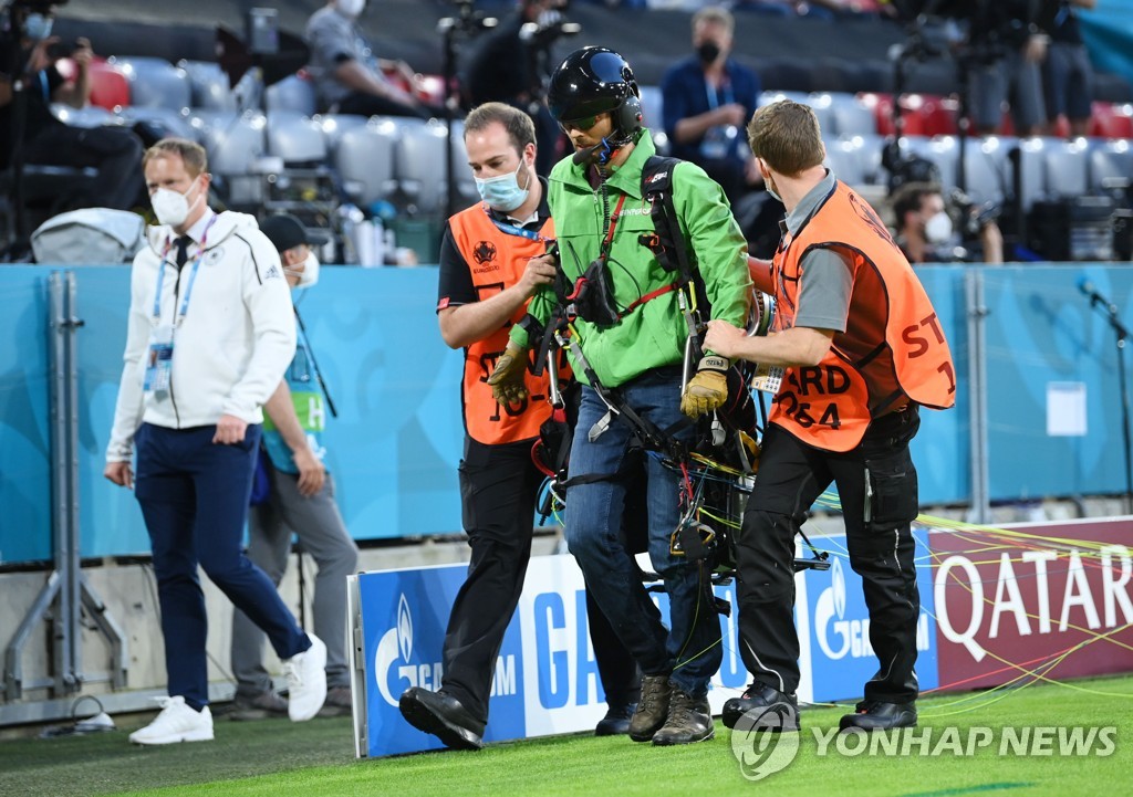 ′석유 사용 그만′…그린피스 낙하산 축구장 난입