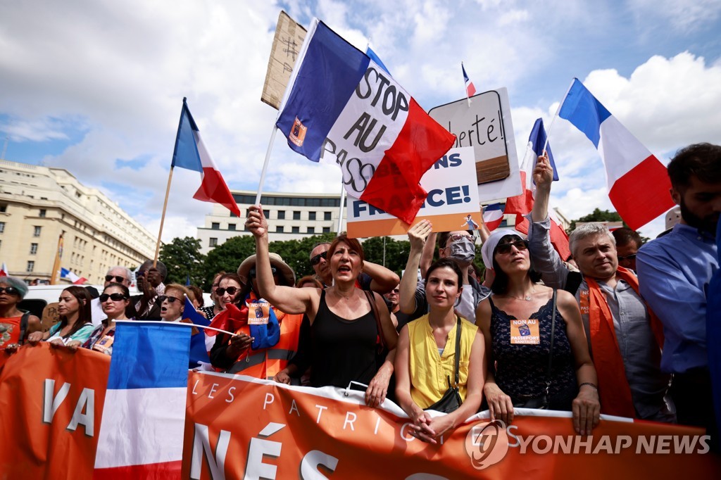 HEALTH-CORONAVIRUS/FRANCE-PROTEST