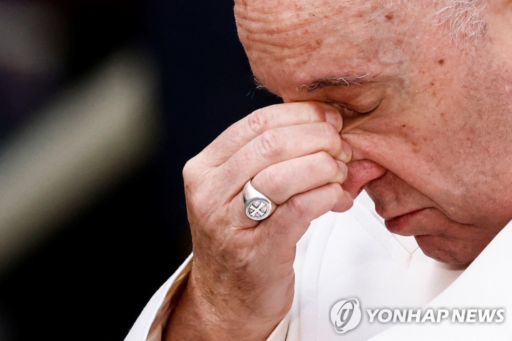 눈물 떨군 프란치스코 교황