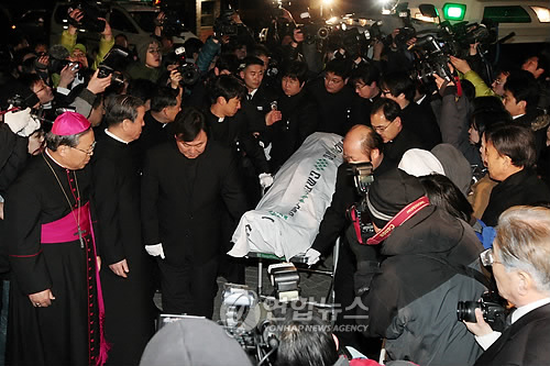 명동성당으로 옮겨지는 고 김수환 추기경