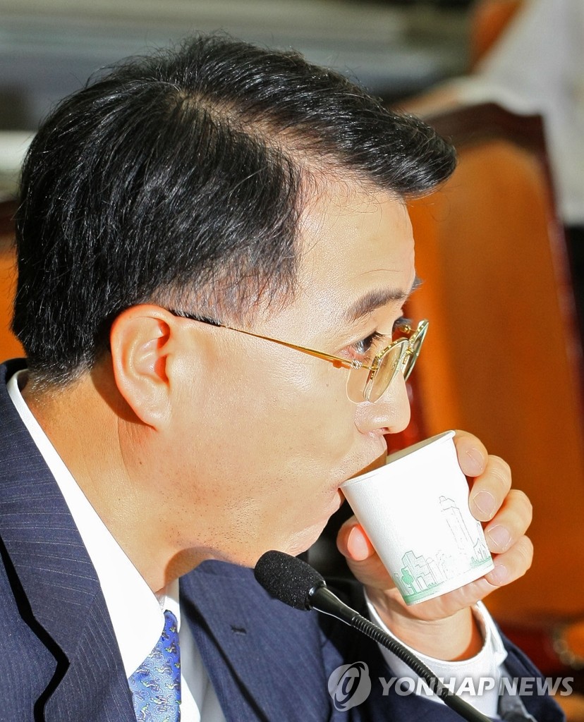 물 마시는 천성관 후보자