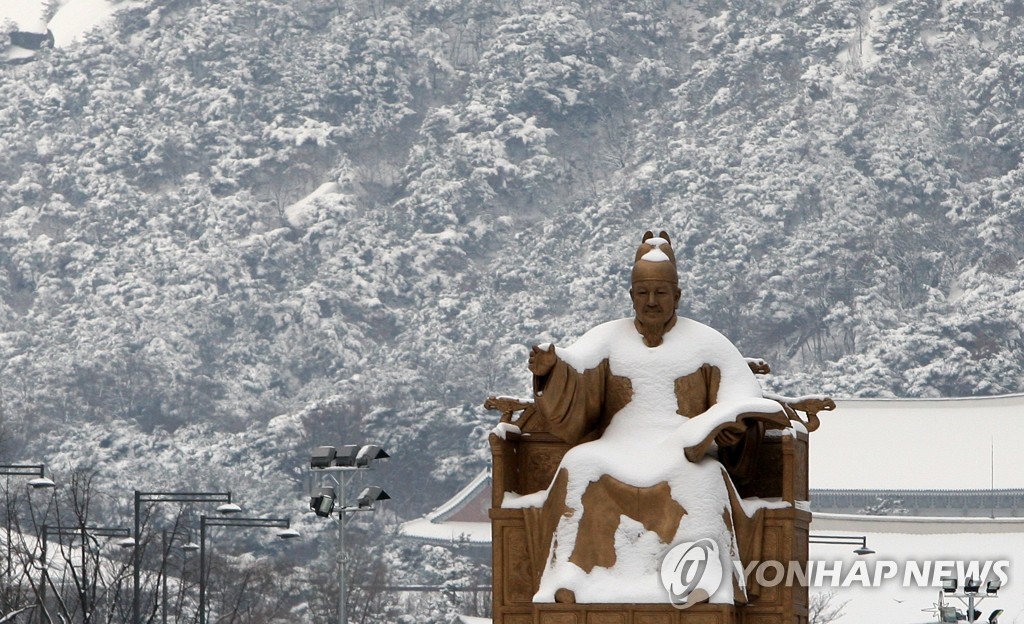 2010년 1월 4일 폭설로 덮인 서울 광화문광장 세종대왕 동상