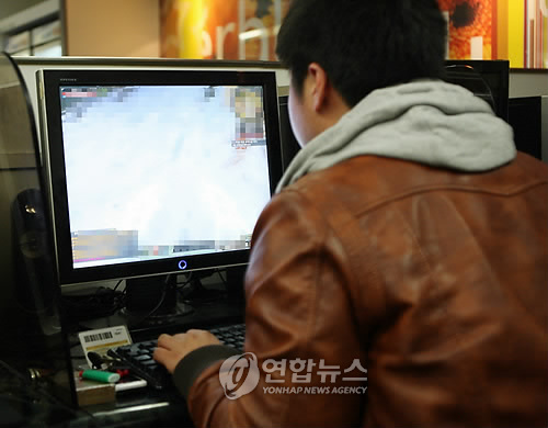 PC방에서 인터넷 게임을 하고 있는 한 게이머(자료사진)