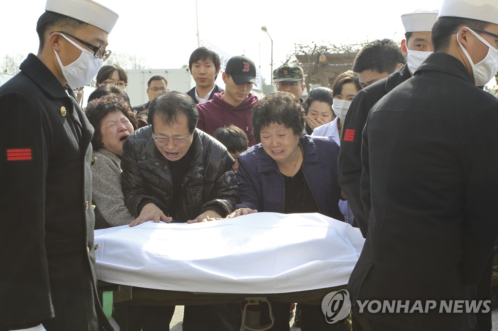 오열하는 남 상사 가족