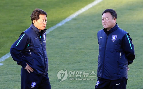 2010 남아공 월드컵을 함께 했던 허정무 프로축구연맹 부총재(오른쪽)과 정해성 코