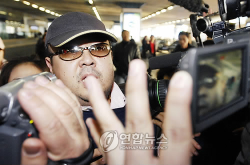 2007년 2월 11일 베이징 공항에 나타난 김정남의 모습. (AP=연합뉴스 자료사진)