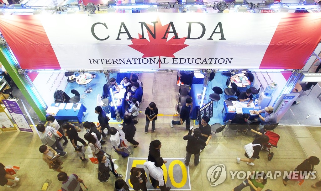 북적이는 해외유학ㆍ이민 박람회 (서울=연합뉴스 자료사진)