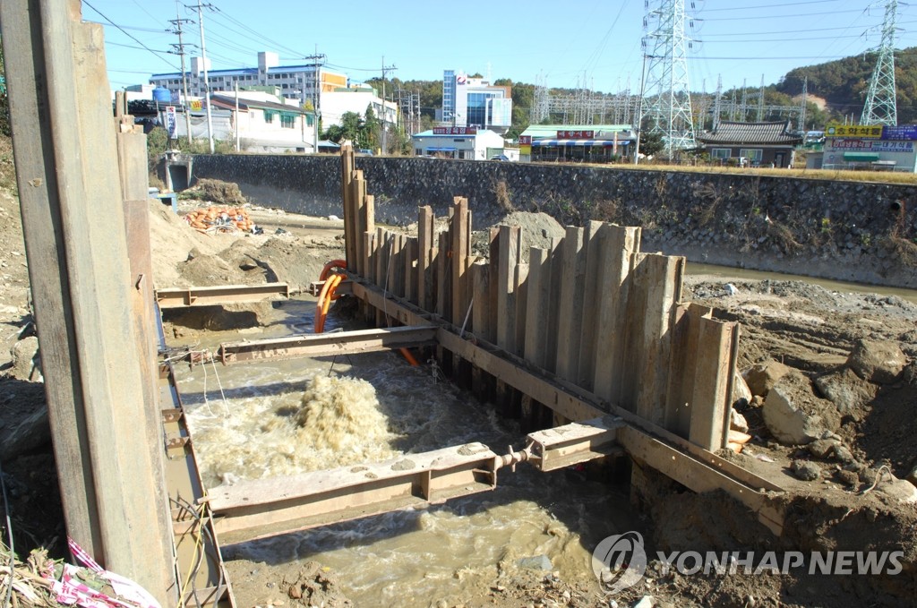 파손된 광역상수도관에서 물이 콸콸 나오고 있다 (연합뉴스 자료사진)