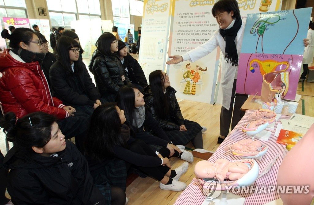 사진은 신수중학교에서 학생들이 성범죄 예방법 등을 포함한 성교육을 받고 있는 모습(자료사진)