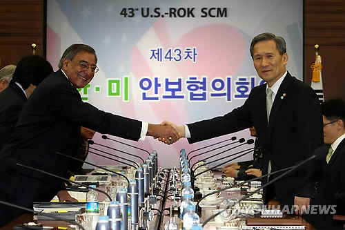 지난 2011년 10월 국방부 대회의실에서 열린 한미 안보협의회의를 위해 방한한 리언 패네타 전 미국 국방장관과 김관진 전 국방장관이 회의 시작에 앞서 악수하고 있다. (연합뉴스 자료사진)