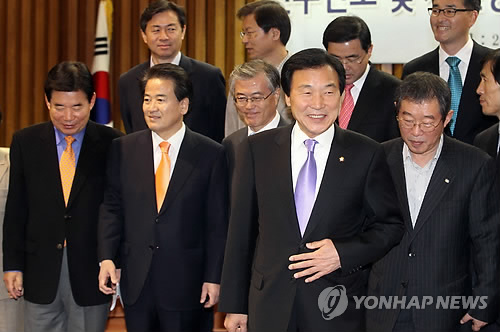 사진은 지난달 20일 오후 국회에서 열린 '민주진보 및 시민통합정당 출범을 위한 대표자 연석회의'에서 참석자들이 취재진을 향해 포즈를 취한 뒤 자리로 향하고 있는 모습(자료사진)