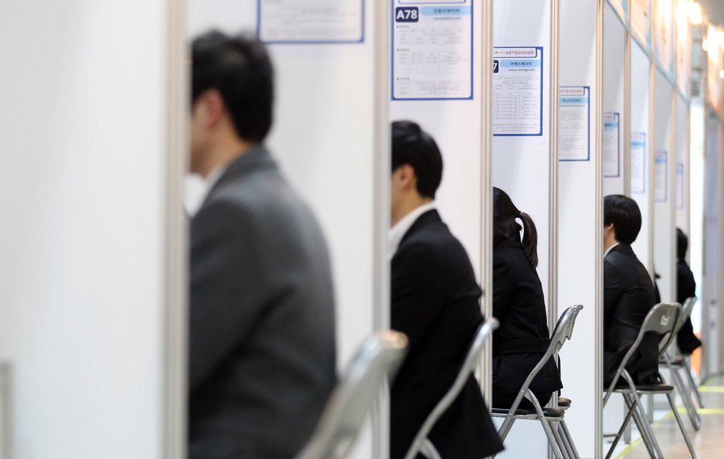 코엑스에서 개최한 취업 박람회를 찾은 취업 준비생들이 각 업체 부스에서 상담 및 면접을 보고 있다.(자료사진)