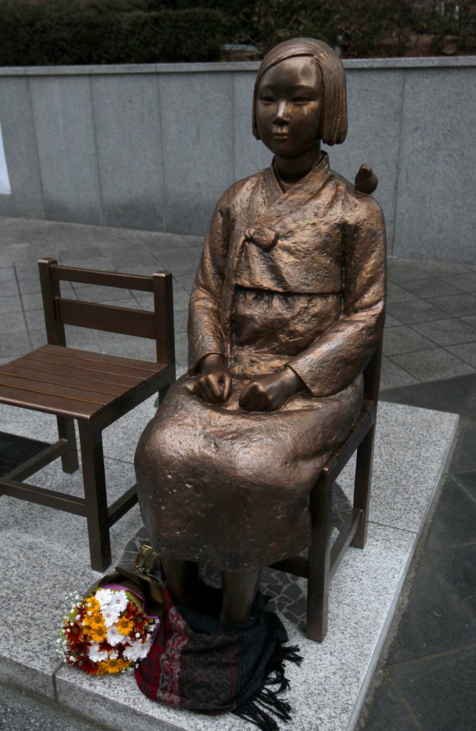 ソウルの日本大使館前の「平和の少女像」＝（聯合ニュース）