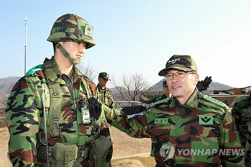 진지장 격려하는 김상기 육군참모총장
