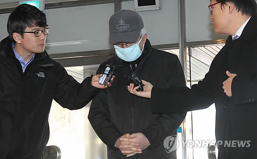 유류운반선 폭발사고와 관련, 두라3호 선장 안모(56)씨가 지난 1월 18일 조사를 받기 위해 인천시 중구 인천해양경찰서에 출두하며 취재진의 질문을 받고 있다.(자료사진)