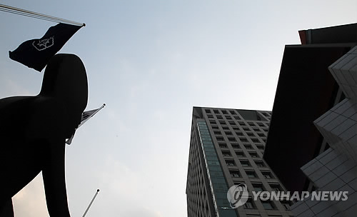 흐린 하늘 아래 외교부 청사
