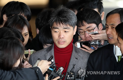 지난달 국무총리실의 민간인 불법사찰과 관련해 증거인멸 의혹을 폭로한 장진수 전 공직윤리지원관실 주무관(가운데)이 서울 서초동 서울중앙지검에 참고인 자격으로 소환돼 기자들의 질문을 받고 있는 모습.(자료사진)