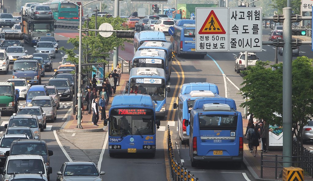 전국버스운송사업조합연합회는 20일 서울 방배동 전국버스회관에서 전국 17개 시·도 조합 이사장이 참석하는 긴급 비상총회를 열어 버스 전면 운행 중단을 단행키로 했다고 밝혔다.(자료사진)
