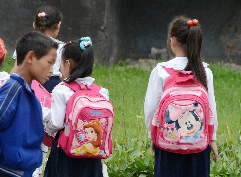 2012년 미니마우스 등 디즈니 캐릭터가 그려진 가방을 매고 등교하는 북한 소학교 학생들