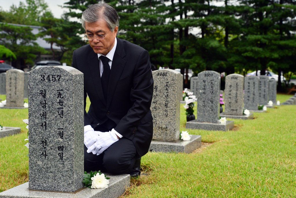 일반 사병 묘역 참배하는 문재인 후보