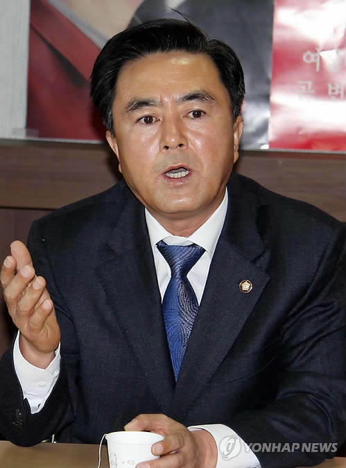 기자간담회하는 새누리당 김태흠 의원