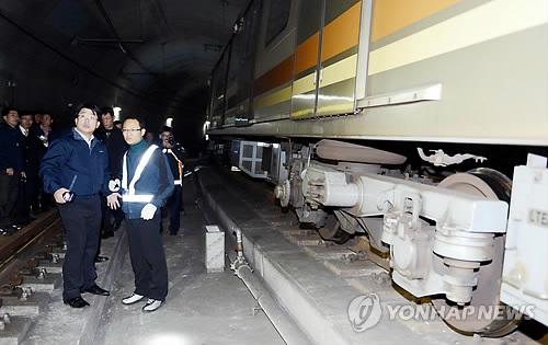 부산지하철 추돌..바퀴 탈선