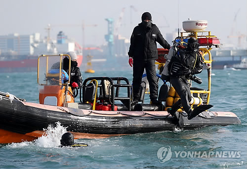 얼음바다에 몸 던지는 해경 잠수대원